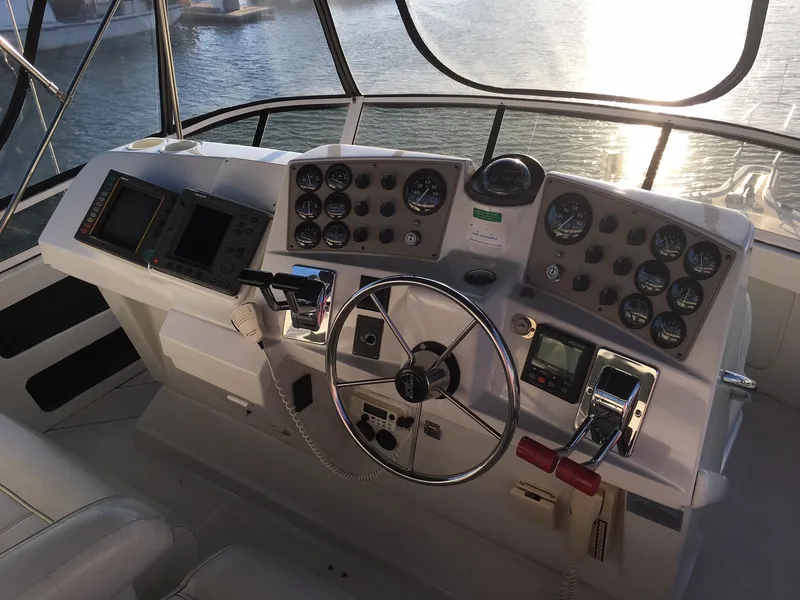 1996 Carver 400 Cockpit Motor Yacht