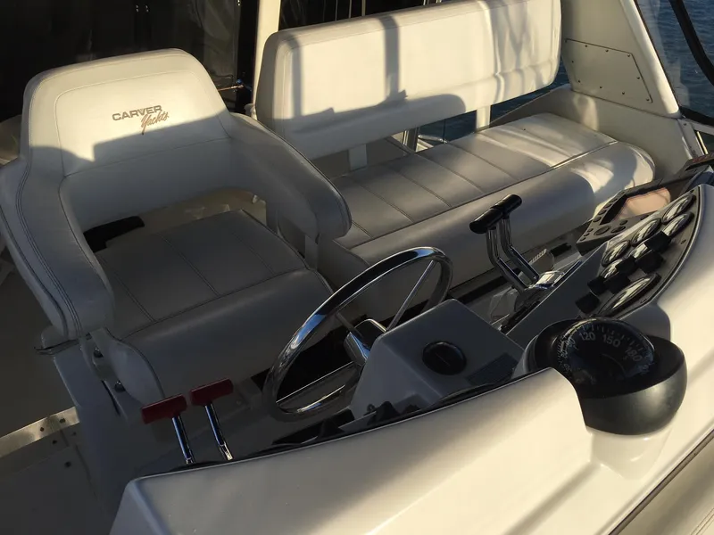 1996 Carver 400 Cockpit Motor Yacht