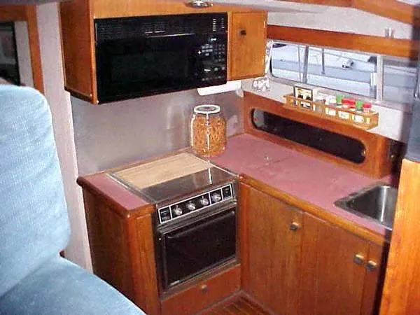 1987 Bayliner 3870 Motor Yacht