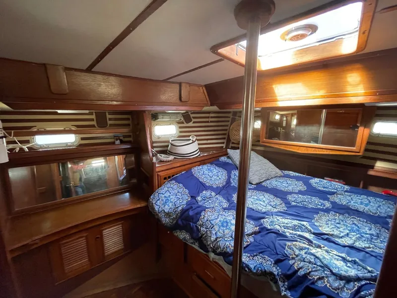 1981 Endeavour 43 Center Cockpit