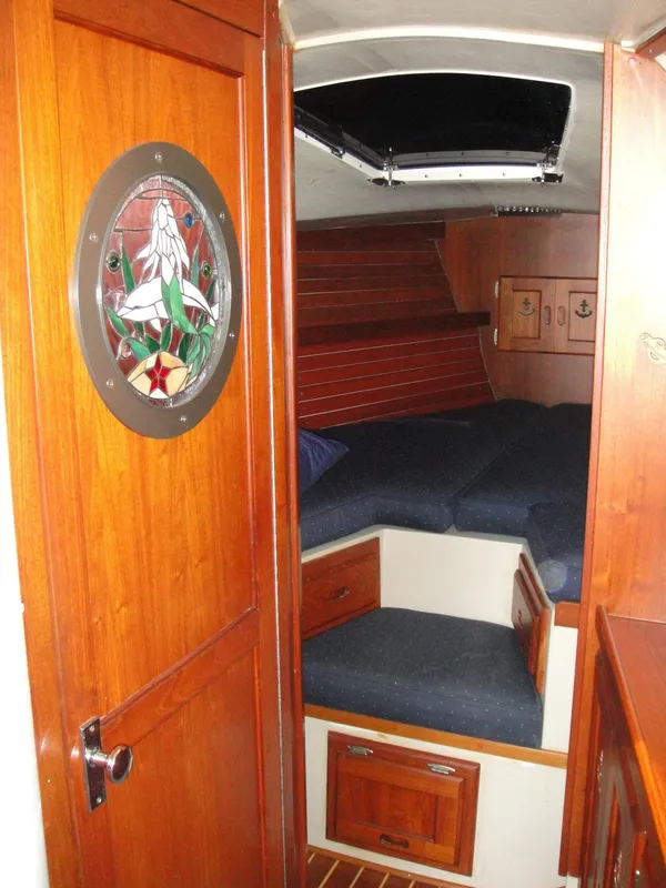 HEAD DOOR AND VEE BERTH