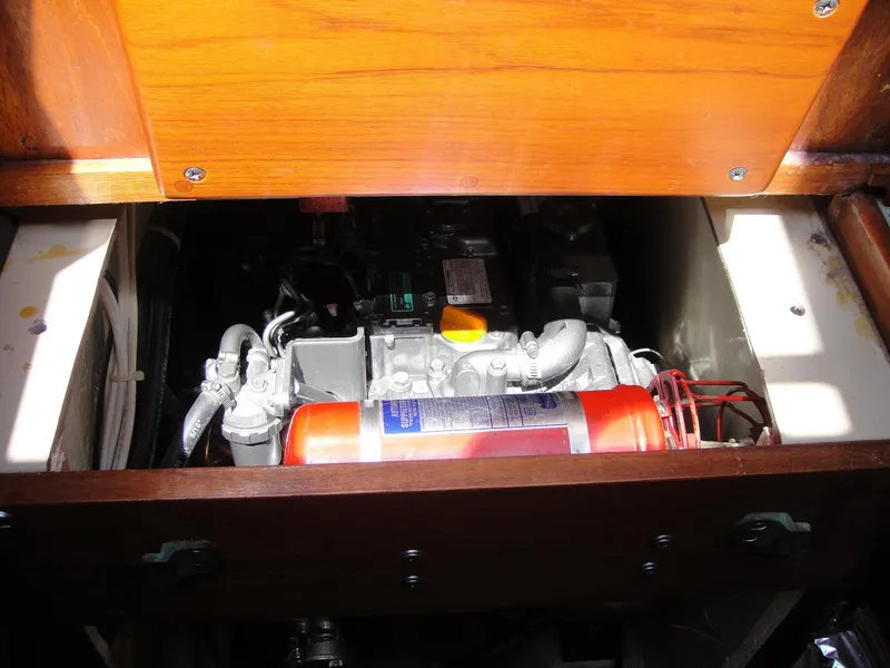 STEP ACCESS TO ENGINE