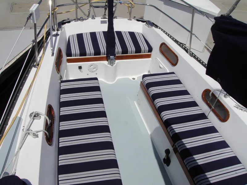 COCKPIT CUSHIONS AND COCKPIT