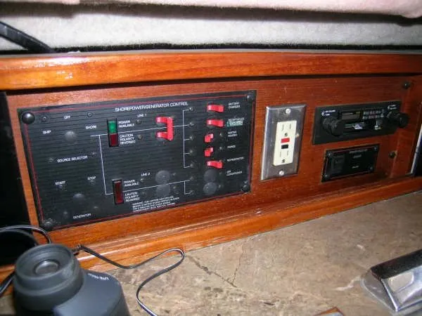 1990 Bayliner 2556