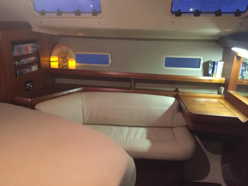 Another picture of aft vanity