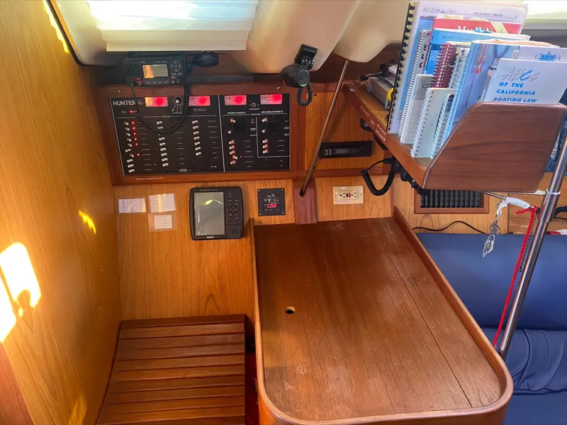 2000 Hunter 410