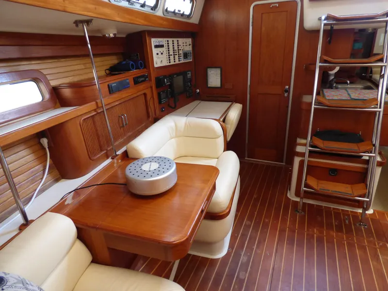 1993 Catalina Morgan 38' Center Cockpit