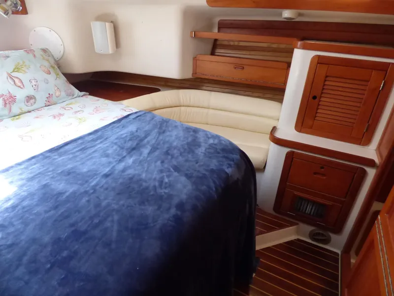 1993 Catalina Morgan 38' Center Cockpit