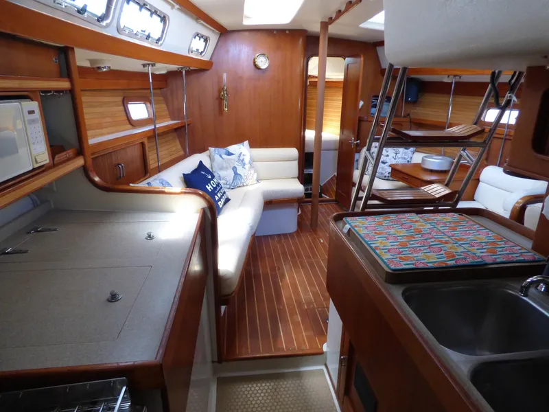 1993 Catalina Morgan 38' Center Cockpit
