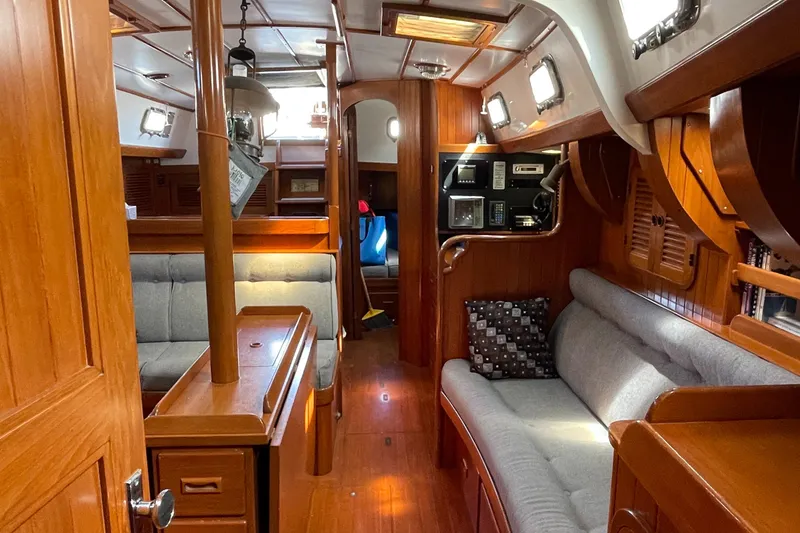 1989 Tayana Vancouver 42