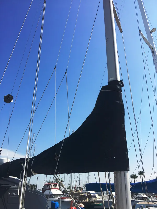 Sail cover and mast