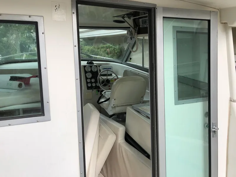 2001 Seaswirl Striper 2600 Sport Cabin Pilothouse