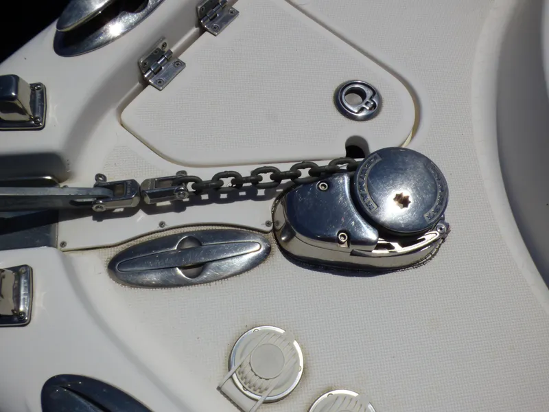 2004 Robalo R265 Walkaround boat anchor chain and winch detail.