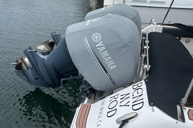 2004 Robalo R265 Walkaround with Yamaha outboard motors, docked at a marina.