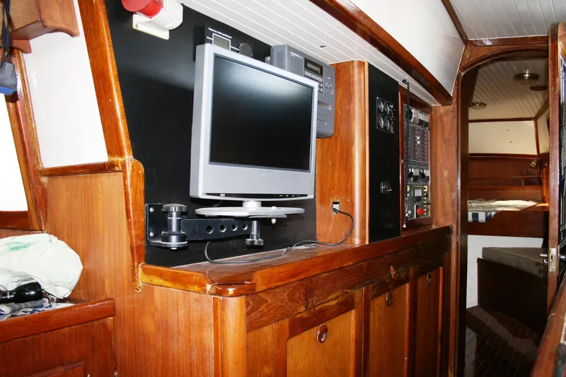 1981 Tradewinds Center Cockpit