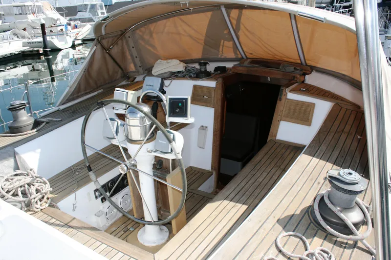 1981 Tradewinds Center Cockpit