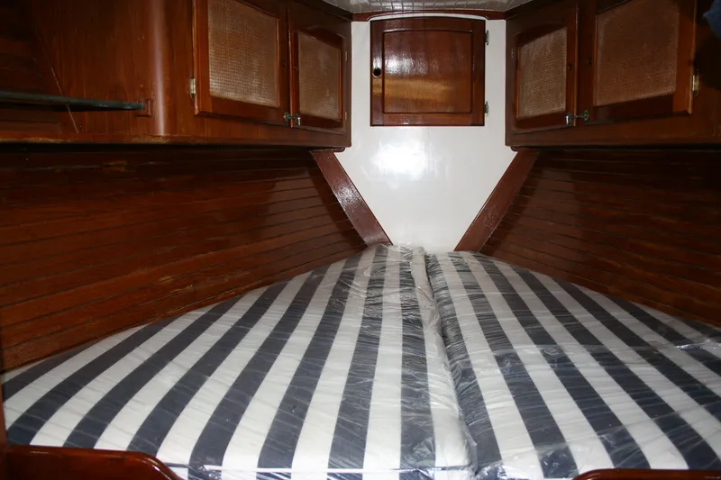 1981 Tradewinds Center Cockpit