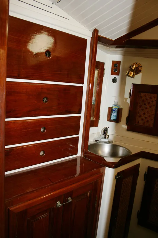 1981 Tradewinds Center Cockpit