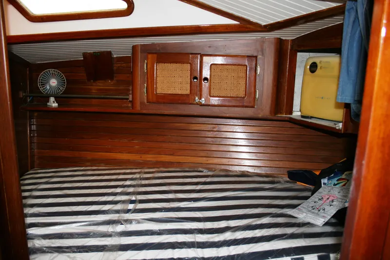 1981 Tradewinds Center Cockpit