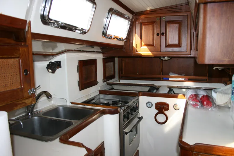 1981 Tradewinds Center Cockpit