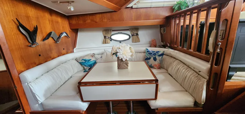 Dinette to Starboard