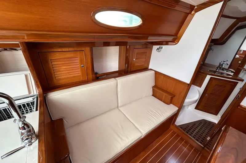 Salon Port Settee