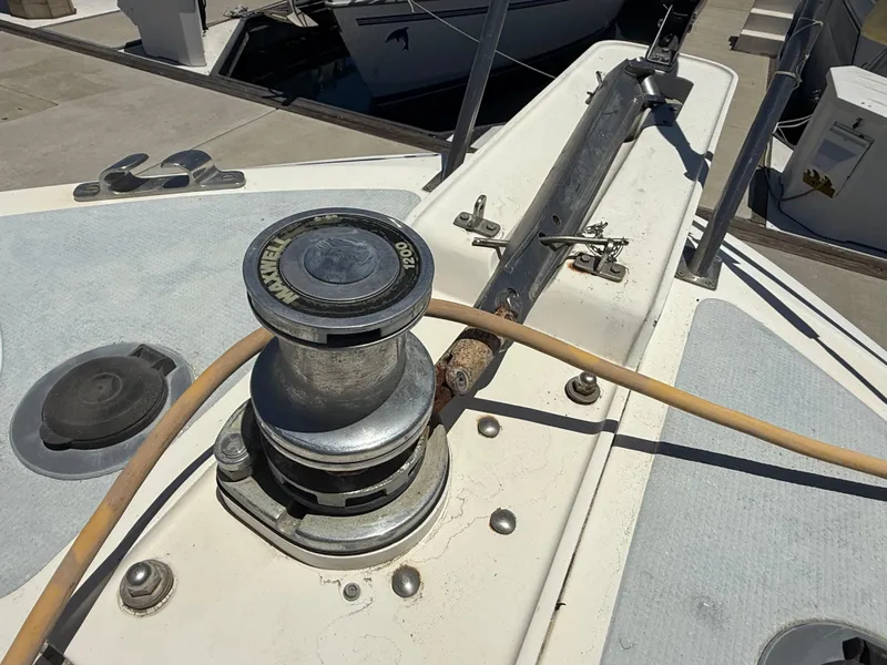 1986 Kha Shing Nautique boat deck with Maxwell winch and railing.