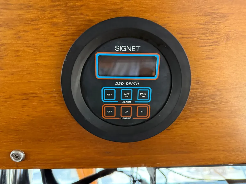 Depth gauge on 1986 Kha Shing Nautique boat dashboard, featuring Signet D20 display.
