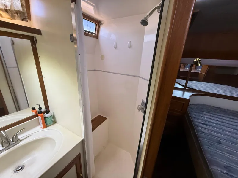 1986 Kha Shing Nautique yacht interior with bathroom and bedroom view.