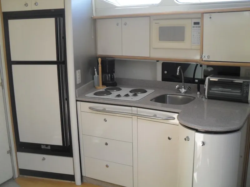 LARGE GALLEY WITH FULL REFER