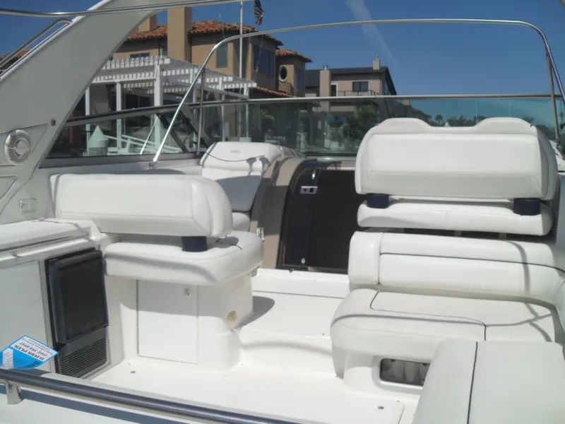 LARGE COCKPIT WITH ICE MAKER