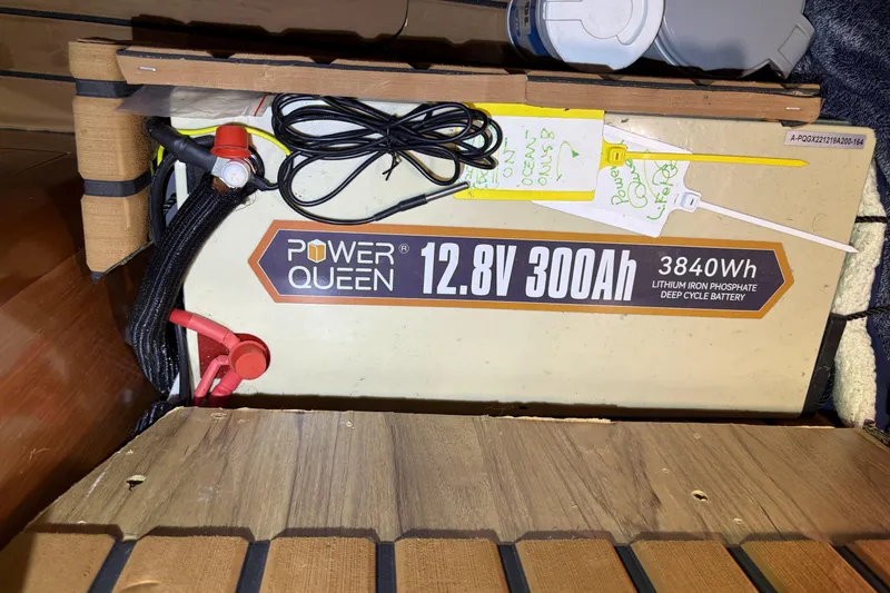 Power Queen 12.8V 300Ah lithium battery in 2010 Beneteau Oceanis 37 yacht.