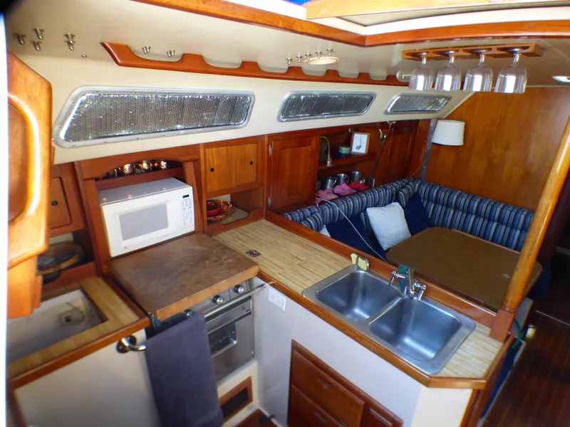 1985 Catalina 36 ft. Sloop