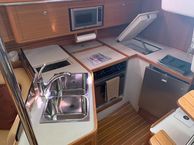 2012 Catalina 385