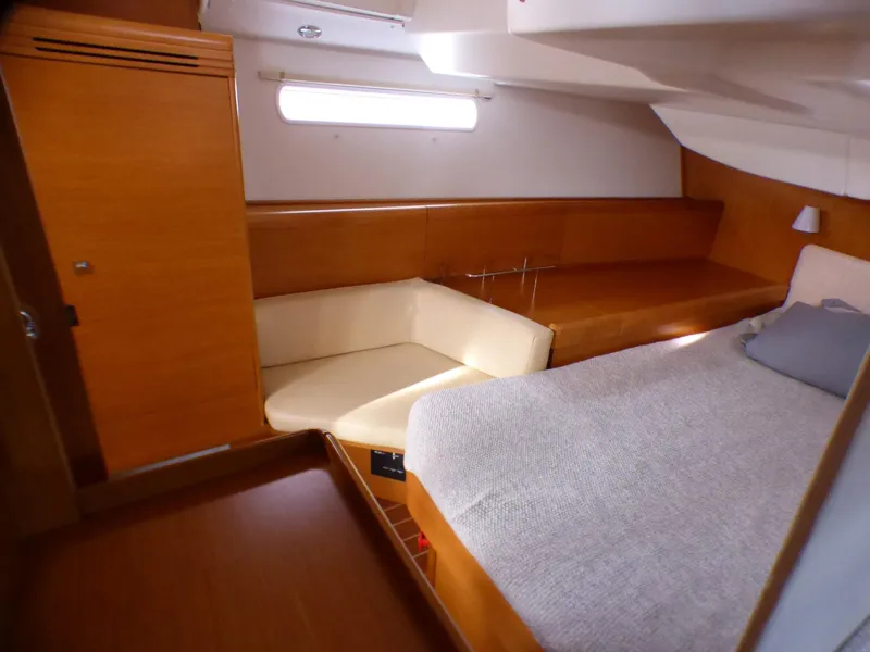 2011 Jeanneau 42 DS