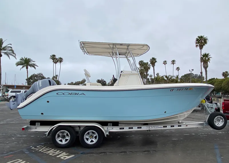 2018 Cobia 220
