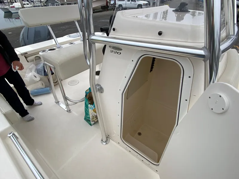 2018 Cobia 220