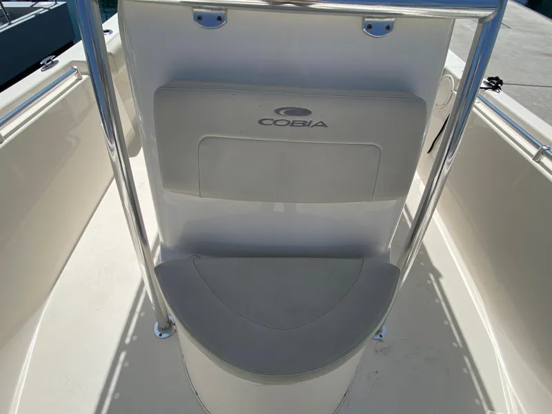2018 Cobia 220