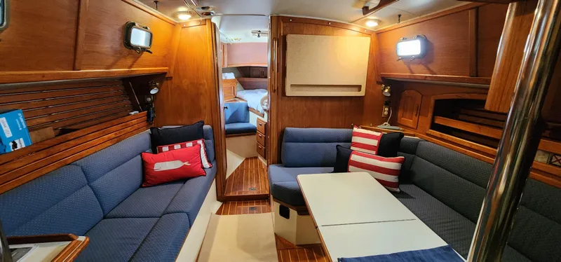 1990 Pacific Seacraft Crealock 37 Cutter