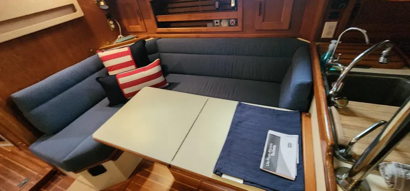 1990 Pacific Seacraft Crealock 37 Cutter