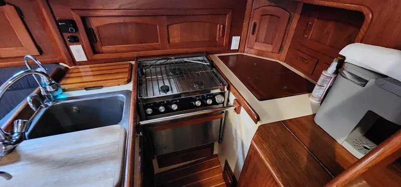 1990 Pacific Seacraft Crealock 37 Cutter