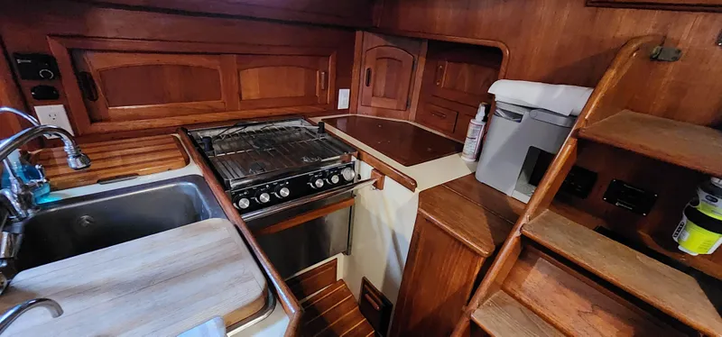 1990 Pacific Seacraft Crealock 37 Cutter
