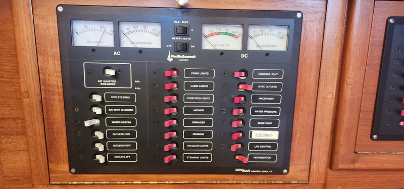 1990 Pacific Seacraft Crealock 37 Cutter