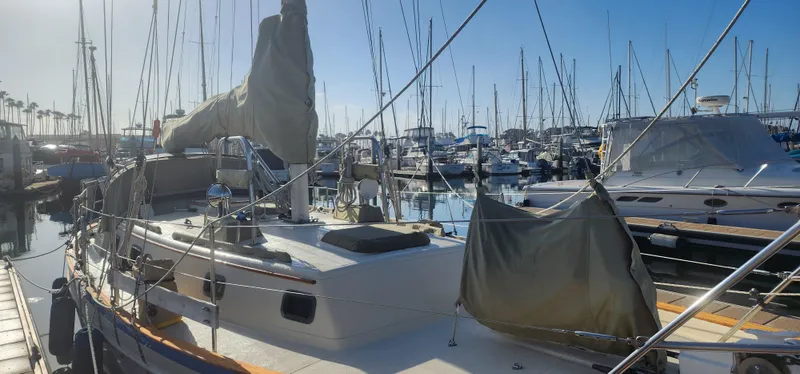 1990 Pacific Seacraft Crealock 37 Cutter