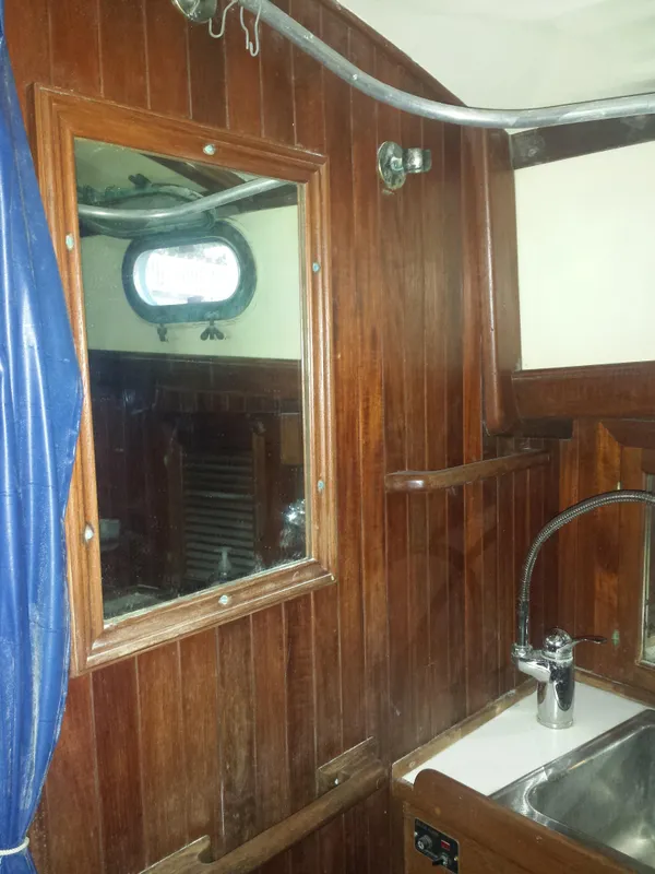 Head, with shower rail & curtain