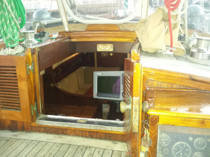 Companionway, 2nd. Radar/Gps Display