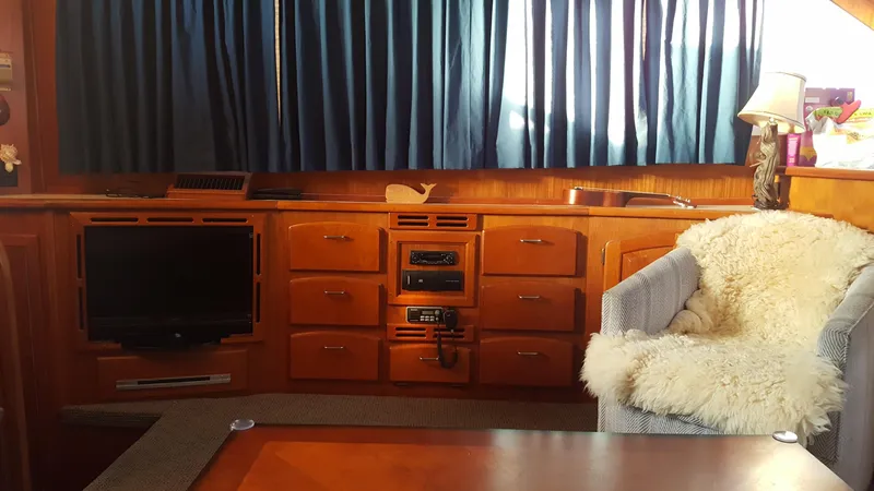 T.V. Stereo, and VHF Radio in Salon
