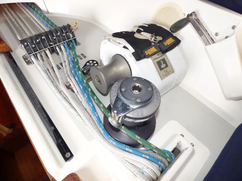 Cockpit electric line winch