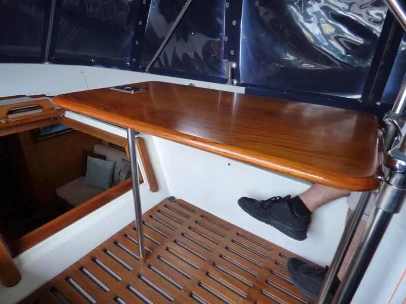 Cockpit table