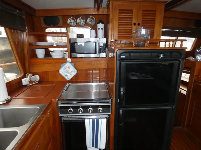 1983 Cheer Men PT 38 Trawler